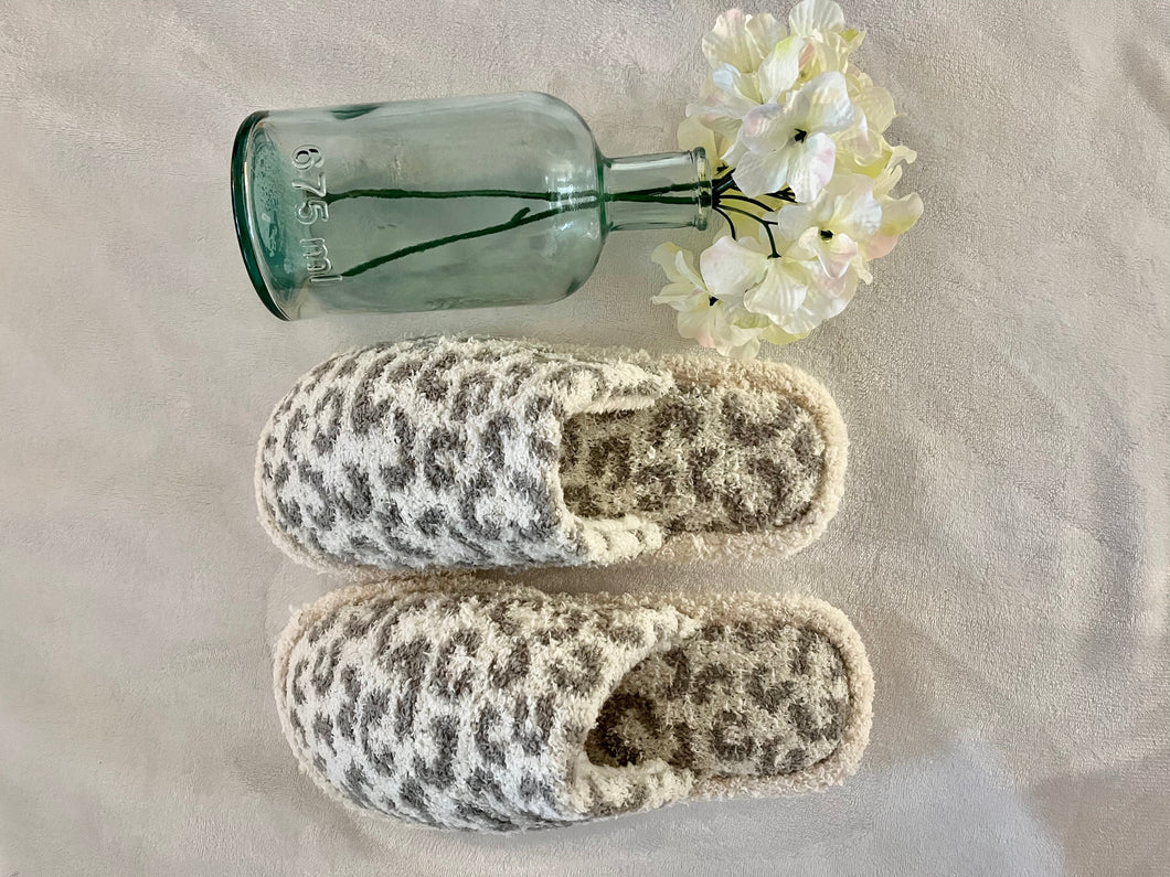 Color: IVORY/GRAY LEOPARD  Size: SMALL/MEDIUM (6.5, 7, 7.5)  MEDIUM/LARGE (8, 8.5, 9)